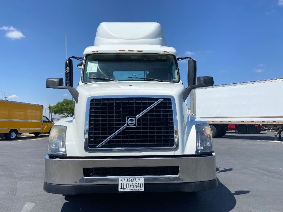 Day Cab Tractor-Heavy Duty Tractors-Volvo-2017-VNL42300-San Antonio-TX-667,553\n\t\tmiles-$ 14,500 - Image 2