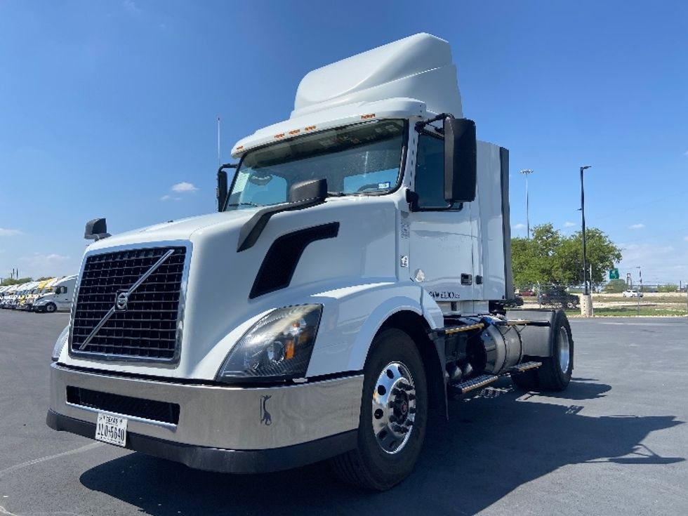 Day Cab Tractor-Heavy Duty Tractors-Volvo-2017-VNL42300-San Antonio-TX-667,553\n\t\tmiles-$ 14,500 - Image 3