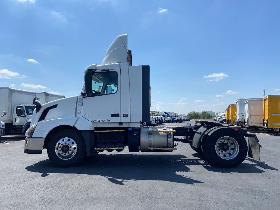 Day Cab Tractor-Heavy Duty Tractors-Volvo-2017-VNL42300-San Antonio-TX-667,553\n\t\tmiles-$ 14,500 - Image 4