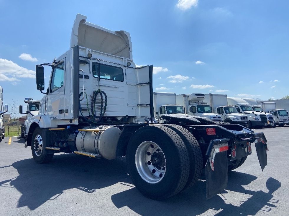 Day Cab Tractor-Heavy Duty Tractors-Volvo-2017-VNL42300-San Antonio-TX-667,553\n\t\tmiles-$ 14,500 - Image 5