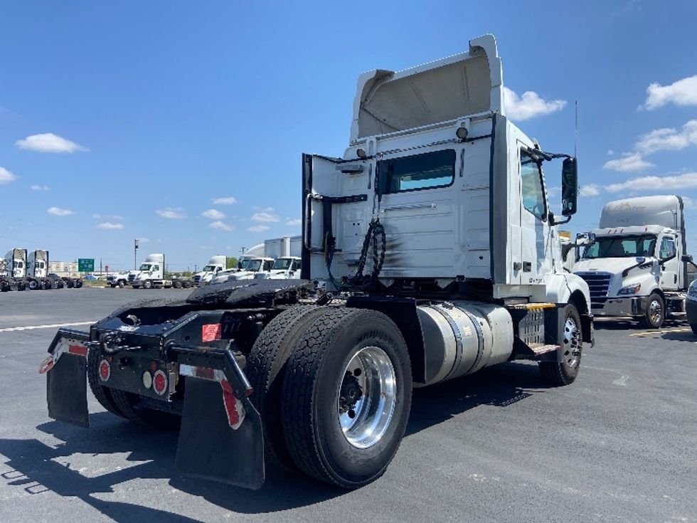 Day Cab Tractor-Heavy Duty Tractors-Volvo-2017-VNL42300-San Antonio-TX-667,553\n\t\tmiles-$ 14,500 - Image 7