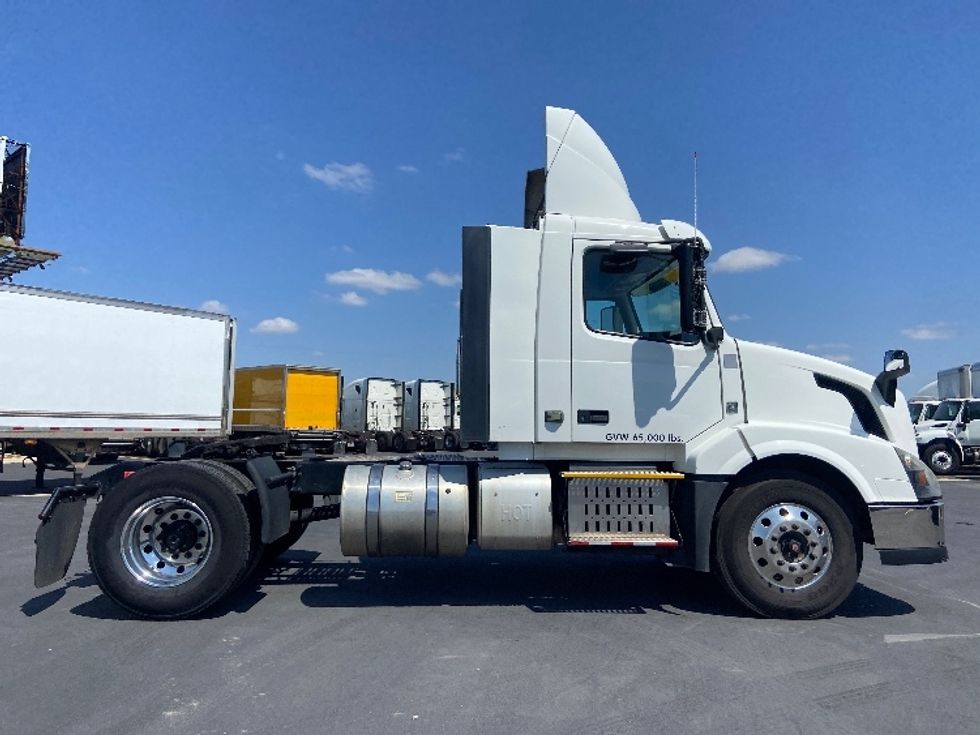 Day Cab Tractor-Heavy Duty Tractors-Volvo-2017-VNL42300-San Antonio-TX-667,553\n\t\tmiles-$ 14,500 - Image 8
