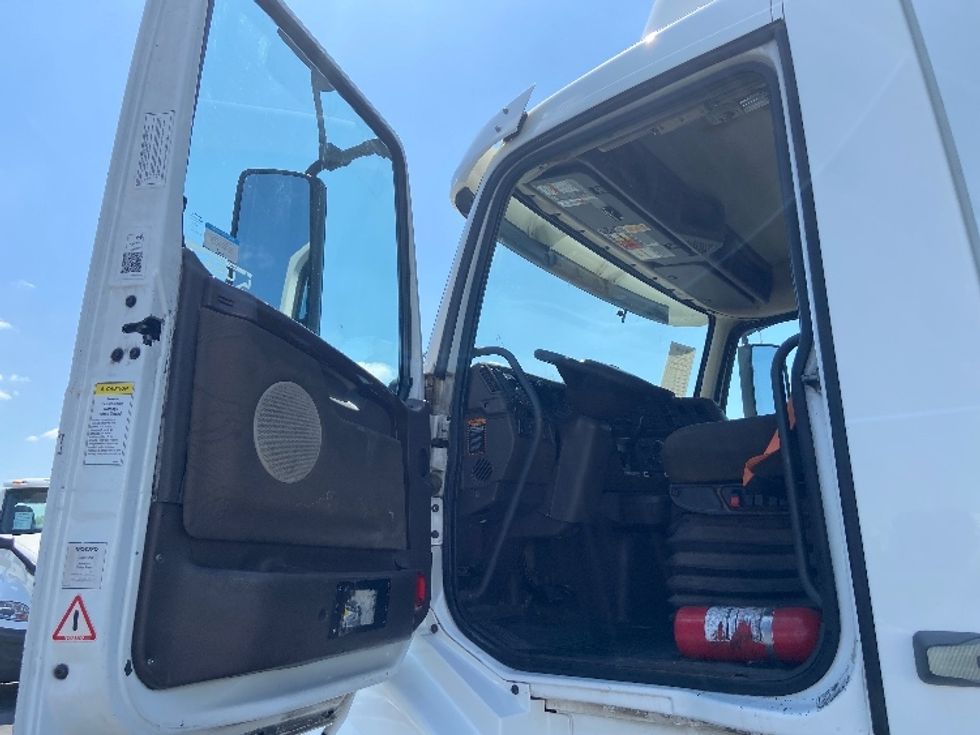 Day Cab Tractor-Heavy Duty Tractors-Volvo-2017-VNL42300-San Antonio-TX-667,553\n\t\tmiles-$ 14,500 - Image 9