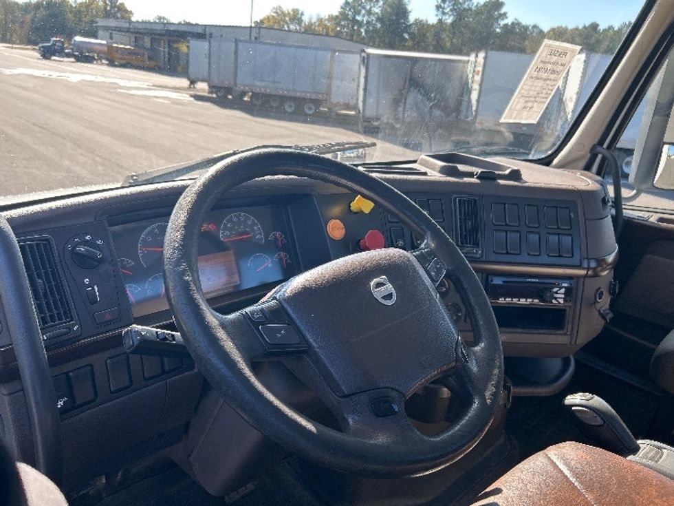 Day Cab Tractor-Heavy Duty Tractors-Volvo-2017-VNL42300-Shreveport-LA-445,518\n\t\tmiles-$ 22,750 - Image 11
