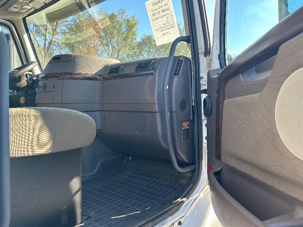 Day Cab Tractor-Heavy Duty Tractors-Volvo-2017-VNL42300-Shreveport-LA-445,518\n\t\tmiles-$ 22,750 - Image 12