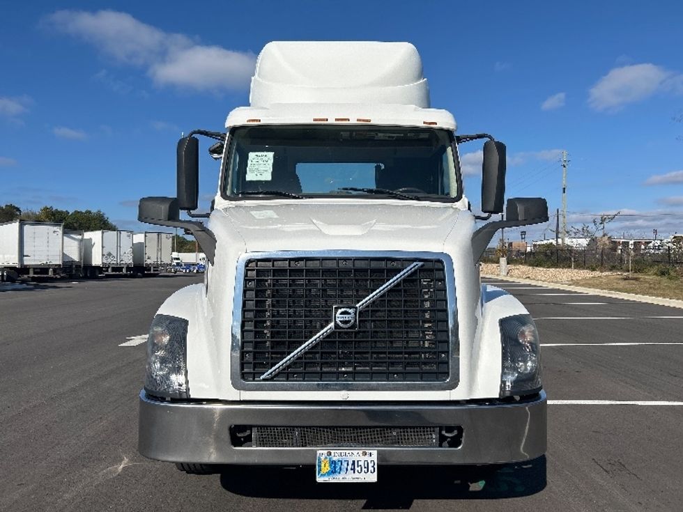 Day Cab Tractor-Heavy Duty Tractors-Volvo-2017-VNL42300-Shreveport-LA-445,518\n\t\tmiles-$ 22,750 - Image 2