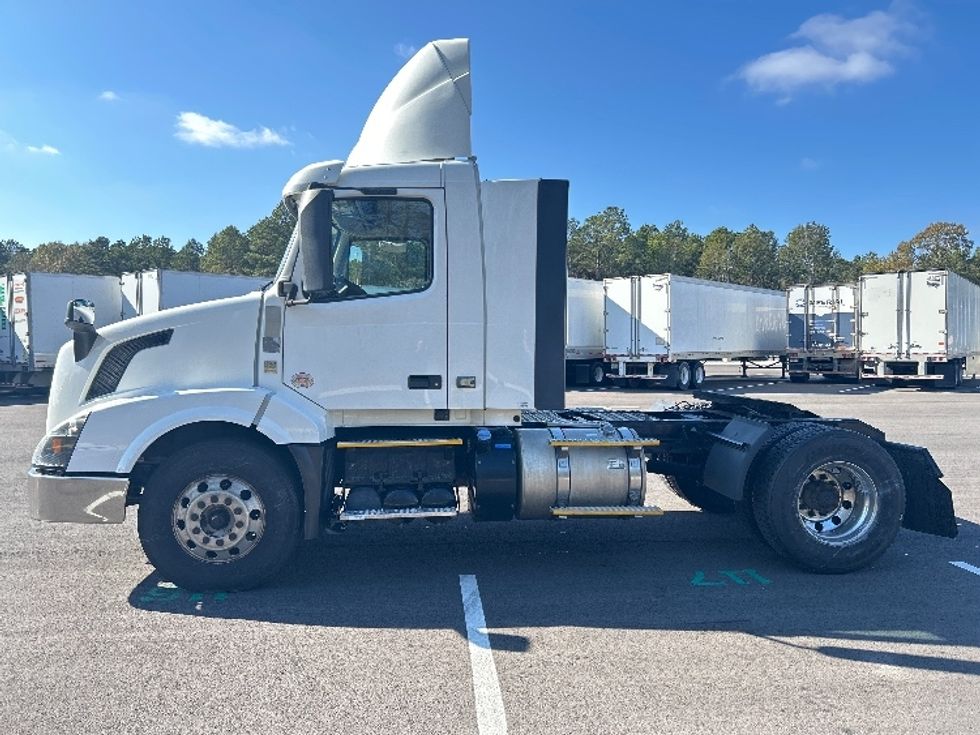Day Cab Tractor-Heavy Duty Tractors-Volvo-2017-VNL42300-Shreveport-LA-445,518\n\t\tmiles-$ 22,750 - Image 4