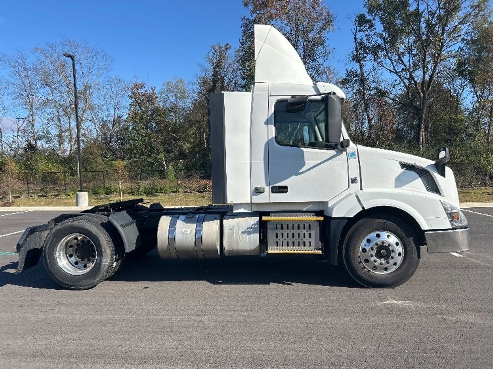 Day Cab Tractor-Heavy Duty Tractors-Volvo-2017-VNL42300-Shreveport-LA-445,518\n\t\tmiles-$ 22,750 - Image 8