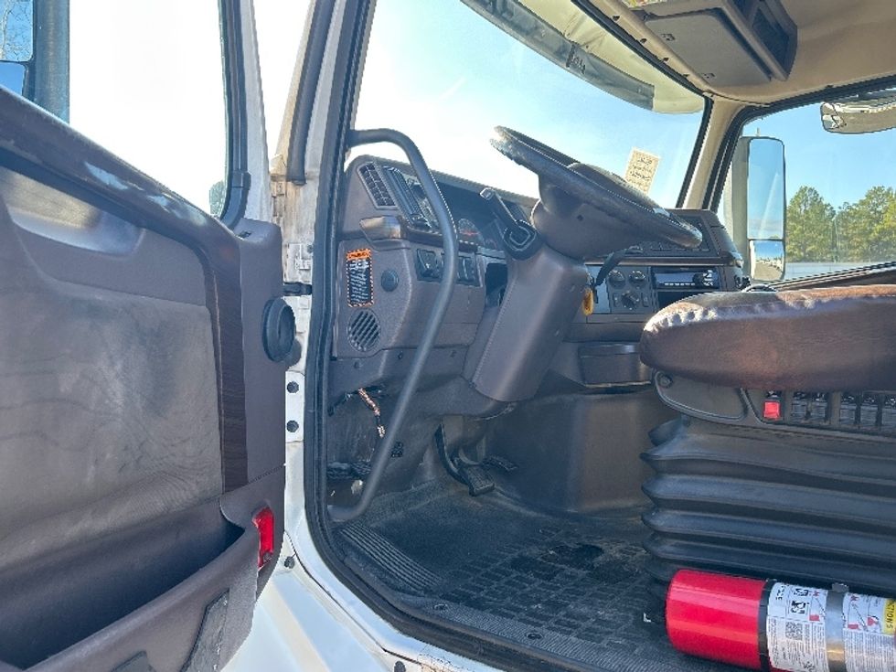 Day Cab Tractor-Heavy Duty Tractors-Volvo-2017-VNL42300-Shreveport-LA-445,518\n\t\tmiles-$ 22,750 - Image 9