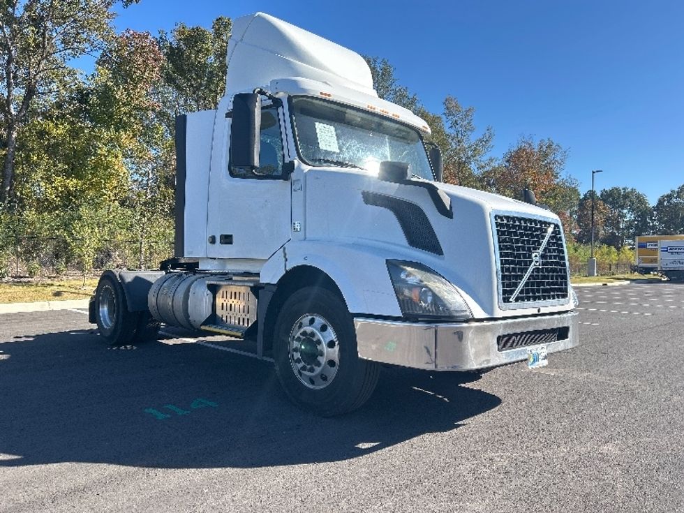 Day Cab Tractor-Heavy Duty Tractors-Volvo-2017-VNL42300-Shreveport-LA-527,827\n\t\tmiles-$ 19,250 - Image 1
