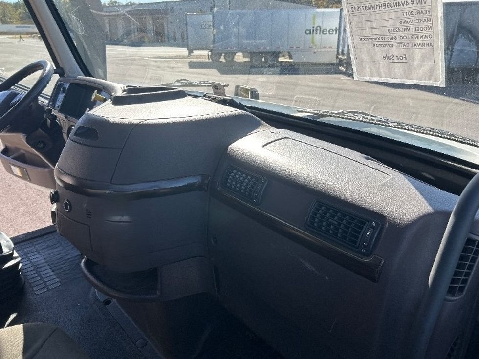 Day Cab Tractor-Heavy Duty Tractors-Volvo-2017-VNL42300-Shreveport-LA-527,827\n\t\tmiles-$ 19,250 - Image 13