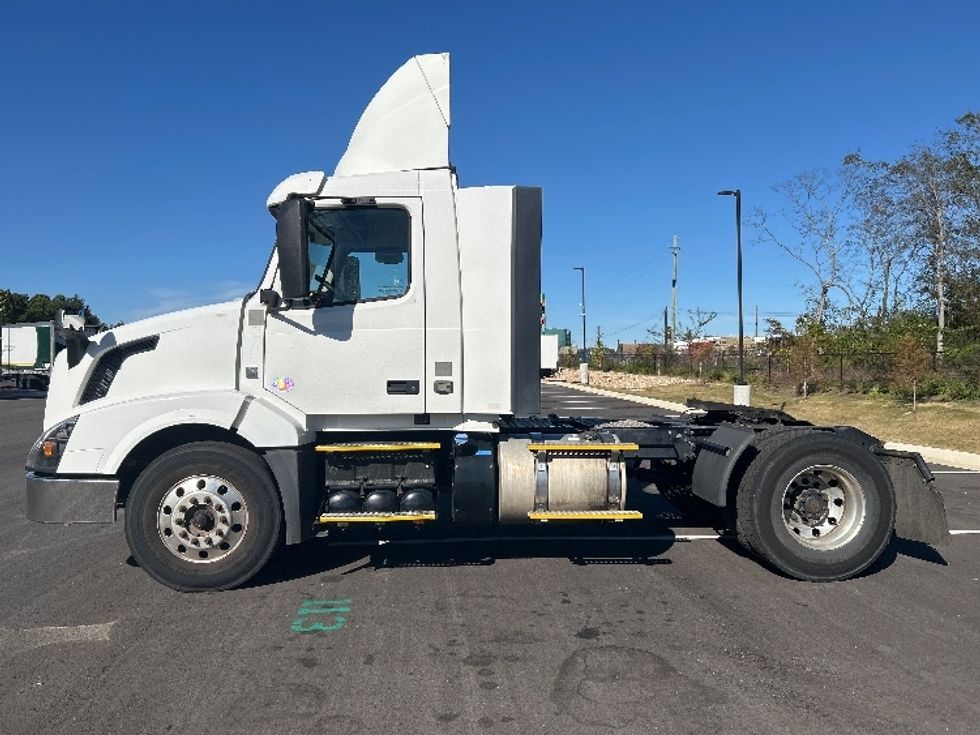 Day Cab Tractor-Heavy Duty Tractors-Volvo-2017-VNL42300-Shreveport-LA-527,827\n\t\tmiles-$ 19,250 - Image 4