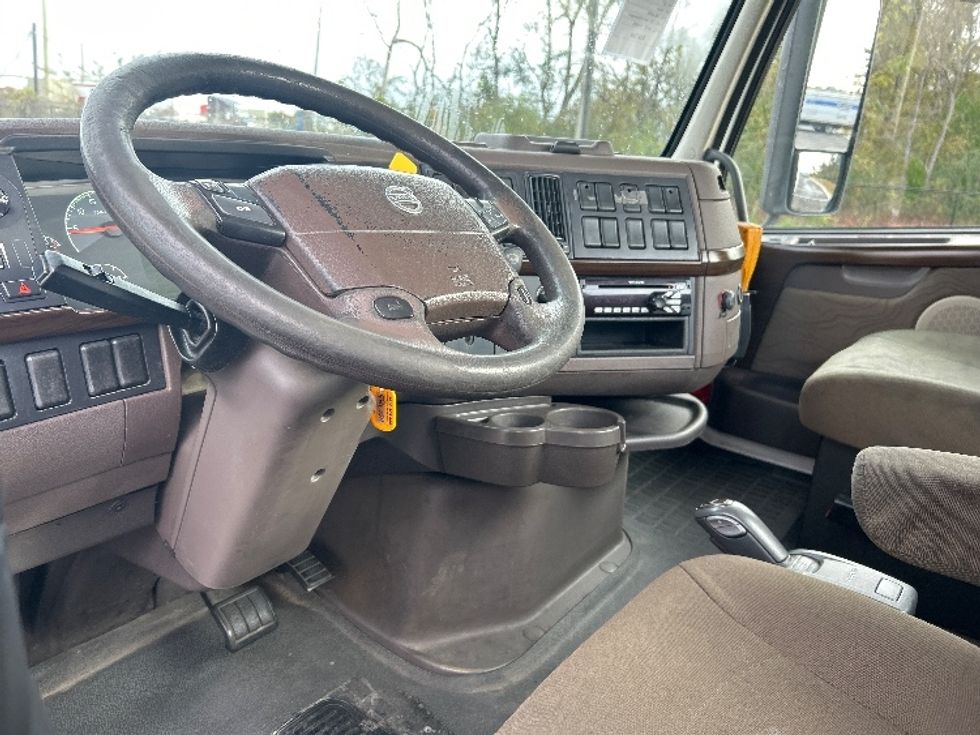 Day Cab Tractor-Heavy Duty Tractors-Volvo-2017-VNL42300-Shreveport-LA-533,779\n\t\tmiles-$ 19,250 - Image 10