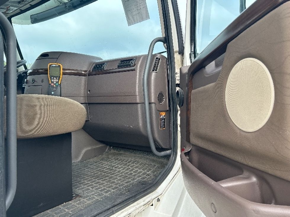 Day Cab Tractor-Heavy Duty Tractors-Volvo-2017-VNL42300-Shreveport-LA-533,779\n\t\tmiles-$ 19,250 - Image 12