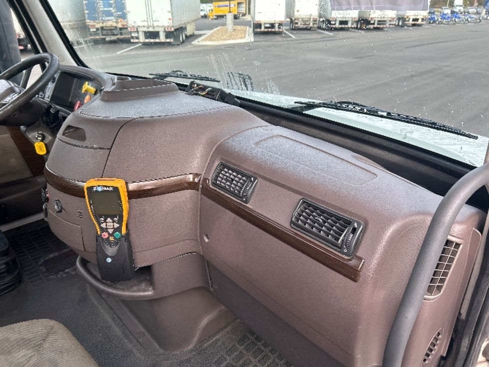 Day Cab Tractor-Heavy Duty Tractors-Volvo-2017-VNL42300-Shreveport-LA-533,779\n\t\tmiles-$ 19,250 - Image 13