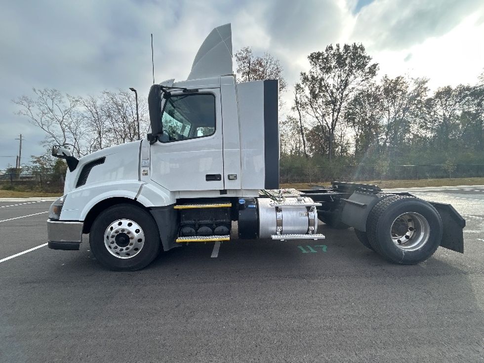 Day Cab Tractor-Heavy Duty Tractors-Volvo-2017-VNL42300-Shreveport-LA-533,779\n\t\tmiles-$ 19,250 - Image 4