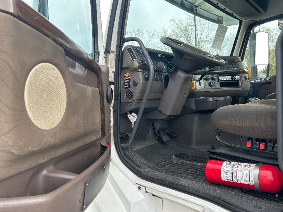 Day Cab Tractor-Heavy Duty Tractors-Volvo-2017-VNL42300-Shreveport-LA-533,779\n\t\tmiles-$ 19,250 - Image 9