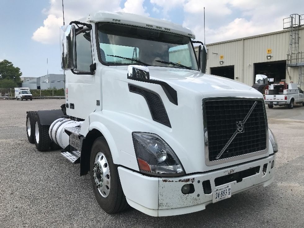 Day Cab Tractor-Heavy Duty Tractors-Volvo-2017-VNL64T300-Canton-OH-566,509 miles-$ 54,250