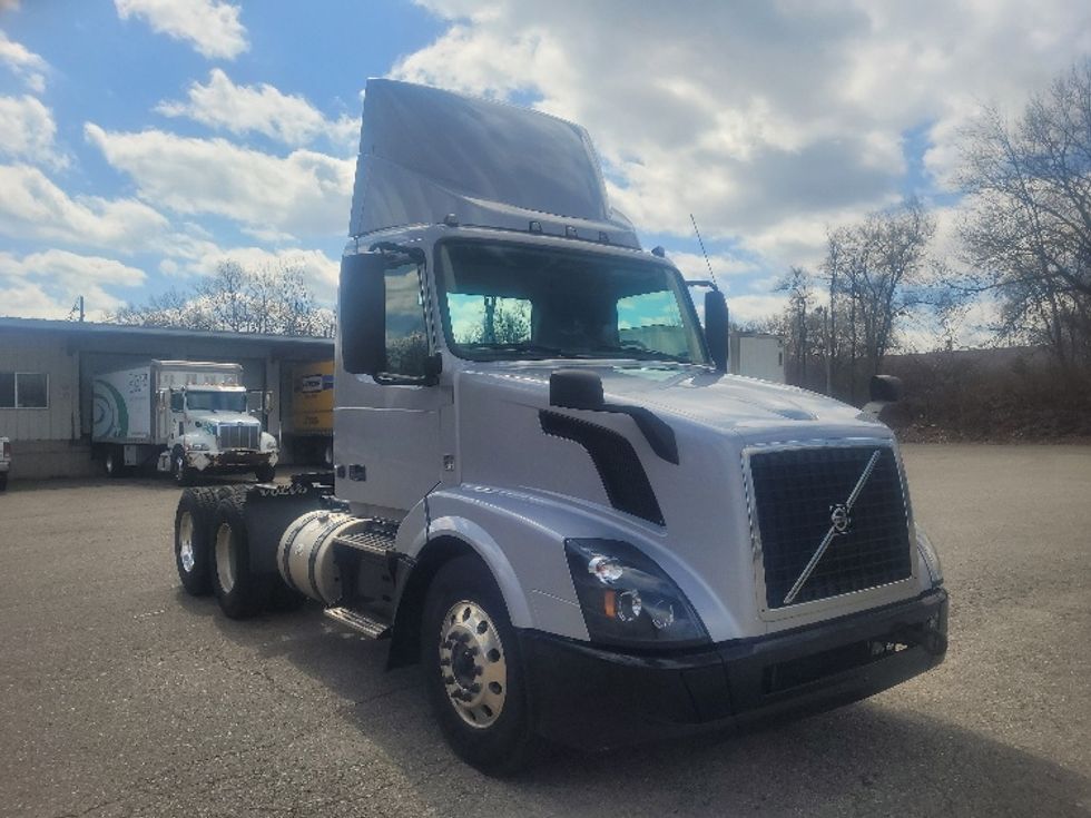 2017 Volvo VNL64T300 Day Cab Tractor