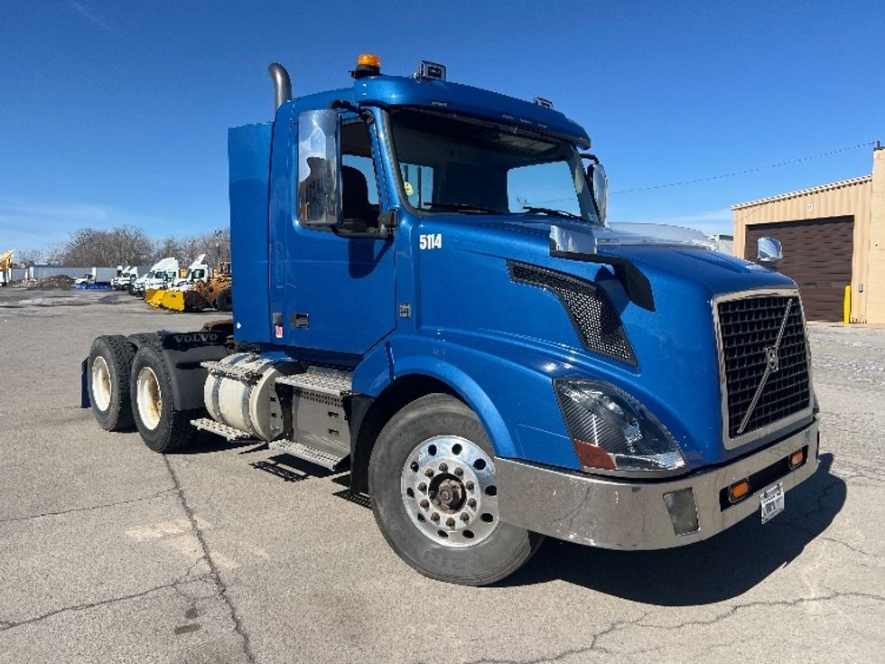 2017 Volvo VNL64T300 Day Cab Tractor
