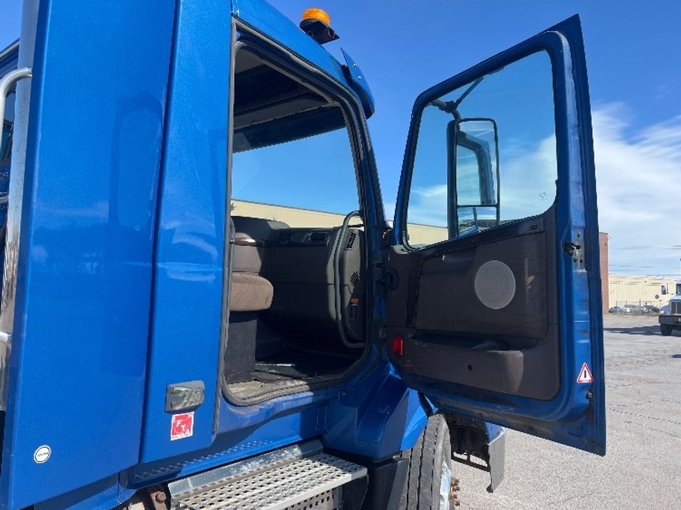 Day Cab Tractor-Heavy Duty Tractors-Volvo-2017-VNL64T300-Rochester-NY-376,005\n\t\tmiles-$ 13,500 - Image 10