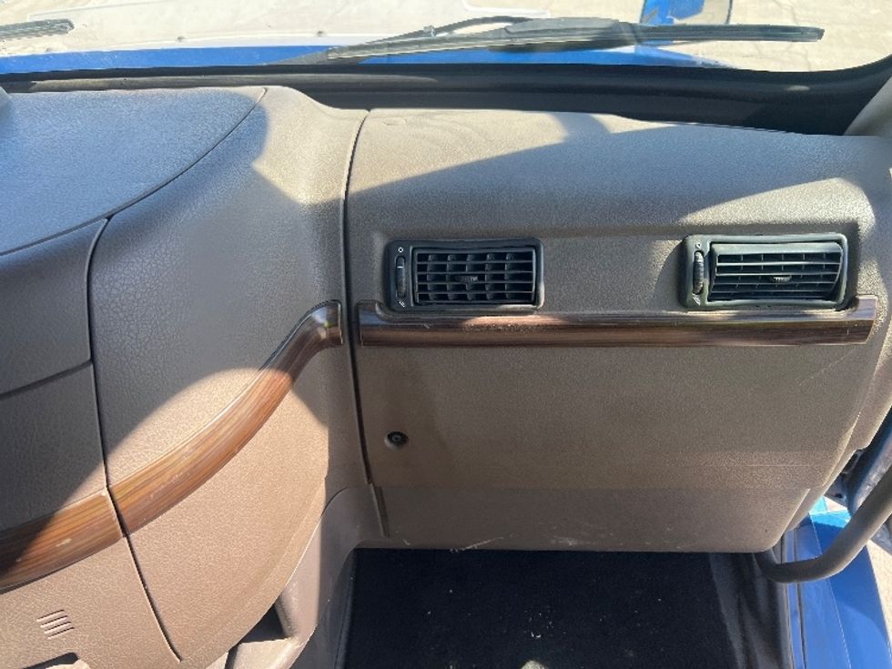 Day Cab Tractor-Heavy Duty Tractors-Volvo-2017-VNL64T300-Rochester-NY-376,005\n\t\tmiles-$ 13,500 - Image 11