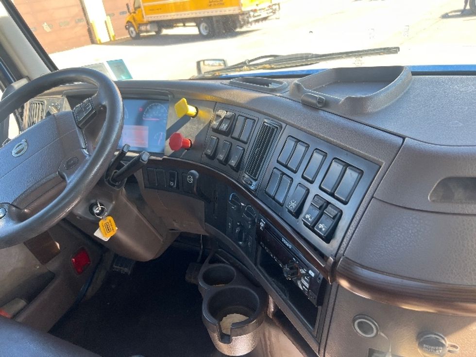 Day Cab Tractor-Heavy Duty Tractors-Volvo-2017-VNL64T300-Rochester-NY-376,005\n\t\tmiles-$ 13,500 - Image 12