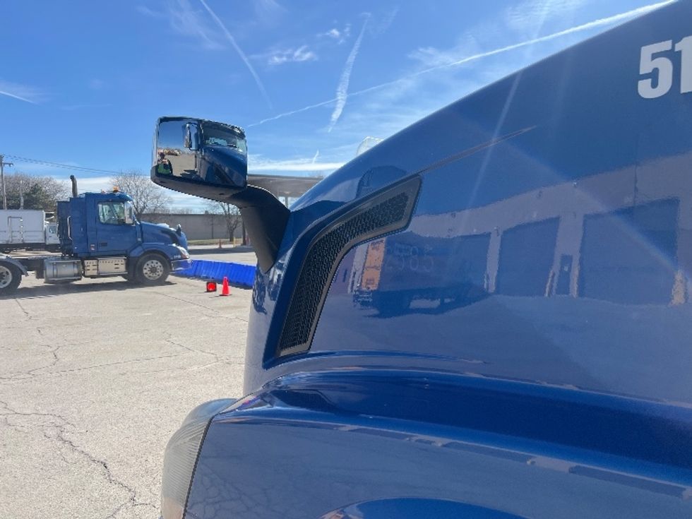 Day Cab Tractor-Heavy Duty Tractors-Volvo-2017-VNL64T300-Rochester-NY-376,005\n\t\tmiles-$ 13,500 - Image 16
