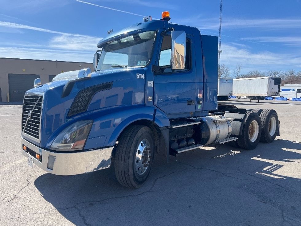 Day Cab Tractor-Heavy Duty Tractors-Volvo-2017-VNL64T300-Rochester-NY-376,005\n\t\tmiles-$ 13,500 - Image 3