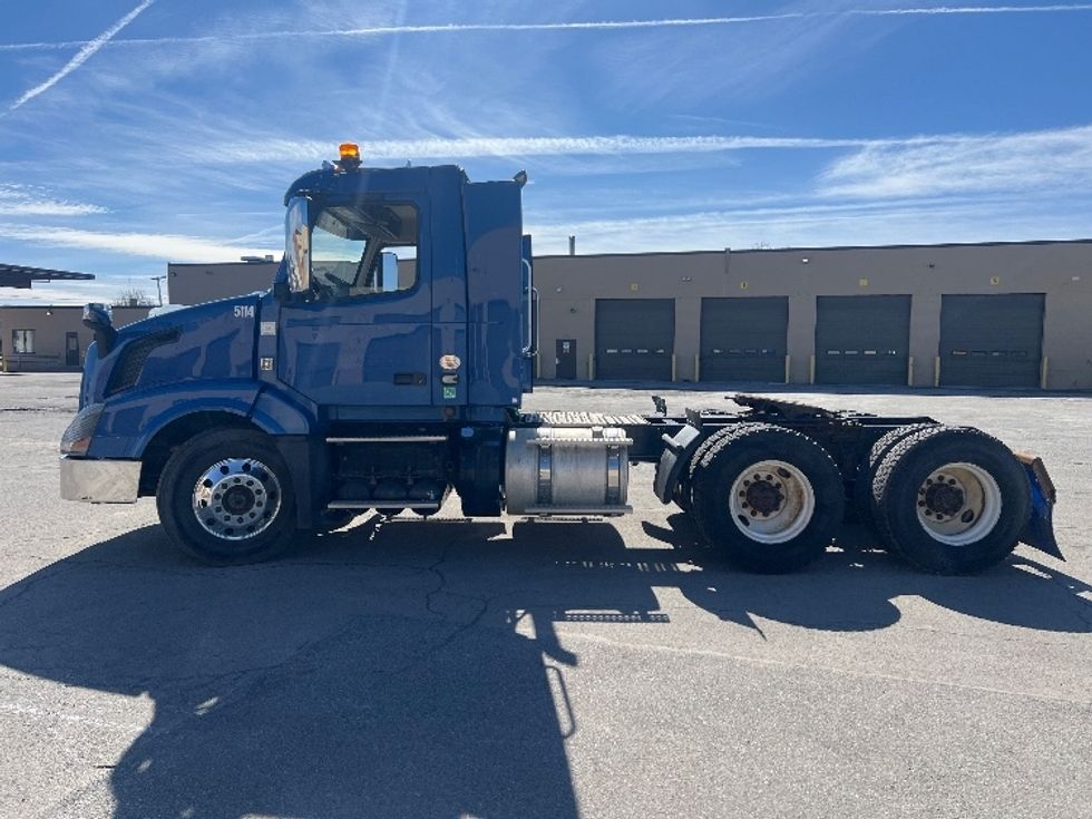 Day Cab Tractor-Heavy Duty Tractors-Volvo-2017-VNL64T300-Rochester-NY-376,005\n\t\tmiles-$ 13,500 - Image 4