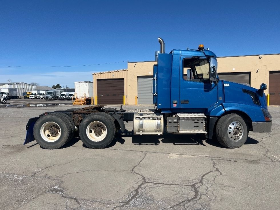 Day Cab Tractor-Heavy Duty Tractors-Volvo-2017-VNL64T300-Rochester-NY-376,005\n\t\tmiles-$ 13,500 - Image 6