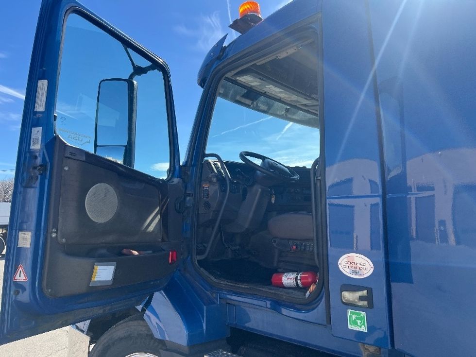 Day Cab Tractor-Heavy Duty Tractors-Volvo-2017-VNL64T300-Rochester-NY-376,005\n\t\tmiles-$ 13,500 - Image 7