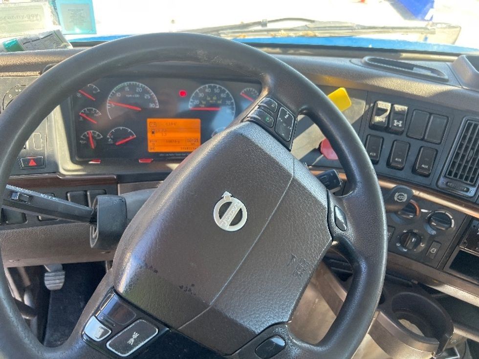 Day Cab Tractor-Heavy Duty Tractors-Volvo-2017-VNL64T300-Rochester-NY-376,005\n\t\tmiles-$ 13,500 - Image 9