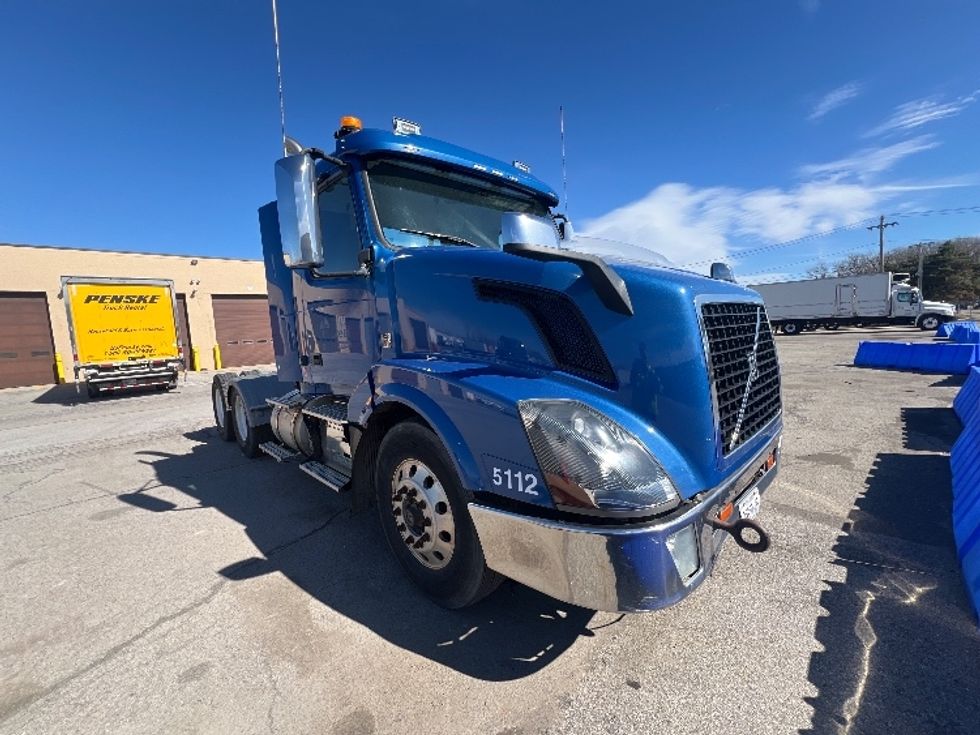 Day Cab Tractor-Heavy Duty Tractors-Volvo-2017-VNL64T300-Rochester-NY-391,553\n\t\tmiles-$ 13,000 - Image 1