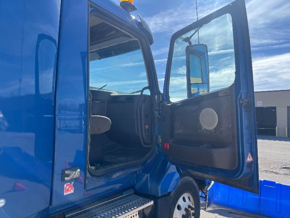 Day Cab Tractor-Heavy Duty Tractors-Volvo-2017-VNL64T300-Rochester-NY-391,553\n\t\tmiles-$ 13,000 - Image 10