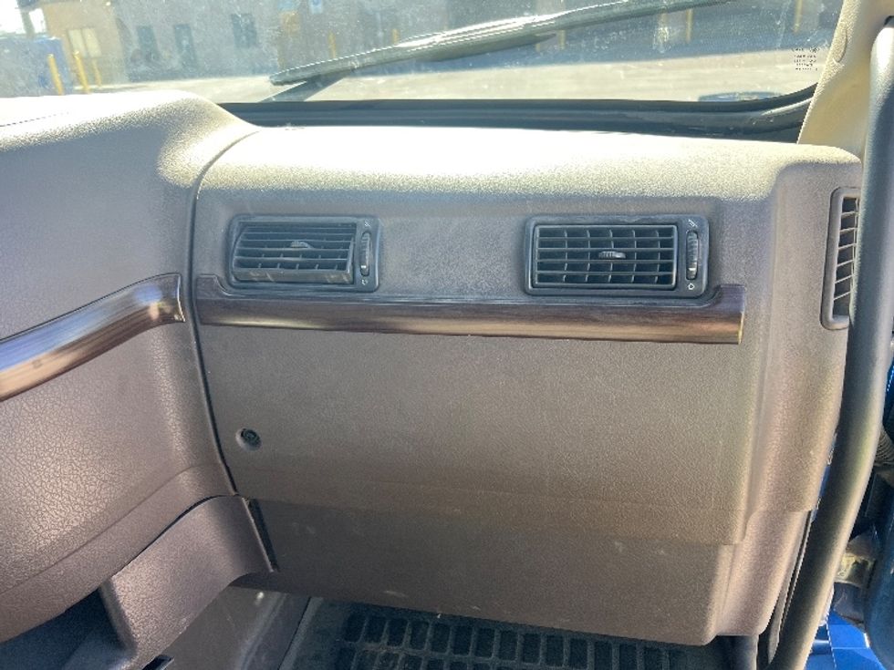 Day Cab Tractor-Heavy Duty Tractors-Volvo-2017-VNL64T300-Rochester-NY-391,553\n\t\tmiles-$ 13,000 - Image 11