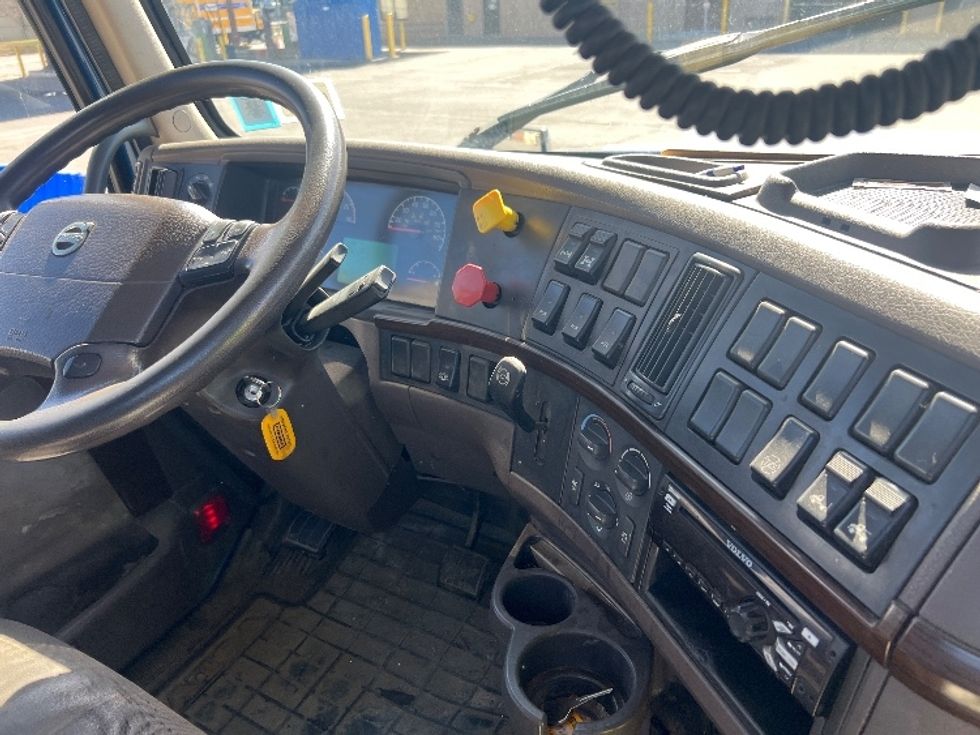 Day Cab Tractor-Heavy Duty Tractors-Volvo-2017-VNL64T300-Rochester-NY-391,553\n\t\tmiles-$ 13,000 - Image 12