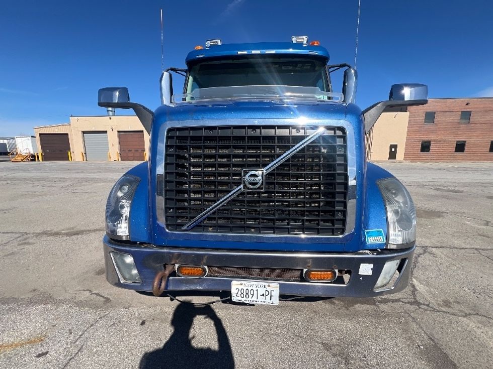 Day Cab Tractor-Heavy Duty Tractors-Volvo-2017-VNL64T300-Rochester-NY-391,553\n\t\tmiles-$ 13,000 - Image 2