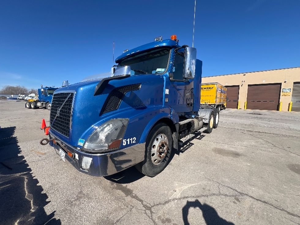Day Cab Tractor-Heavy Duty Tractors-Volvo-2017-VNL64T300-Rochester-NY-391,553\n\t\tmiles-$ 13,000 - Image 3