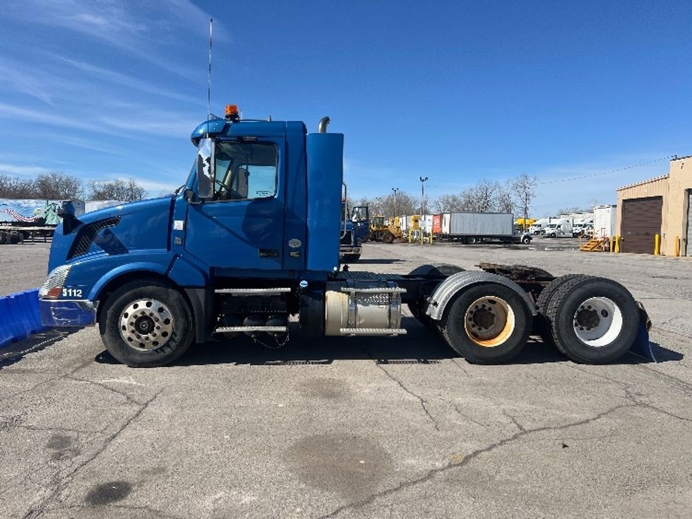 Day Cab Tractor-Heavy Duty Tractors-Volvo-2017-VNL64T300-Rochester-NY-391,553\n\t\tmiles-$ 13,000 - Image 4