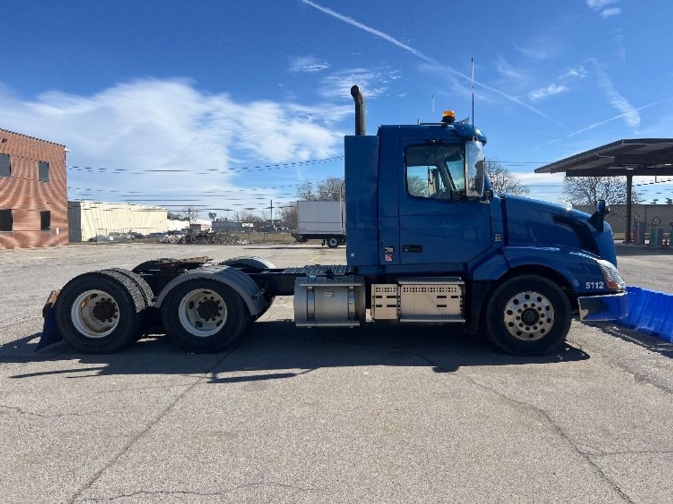 Day Cab Tractor-Heavy Duty Tractors-Volvo-2017-VNL64T300-Rochester-NY-391,553\n\t\tmiles-$ 13,000 - Image 6