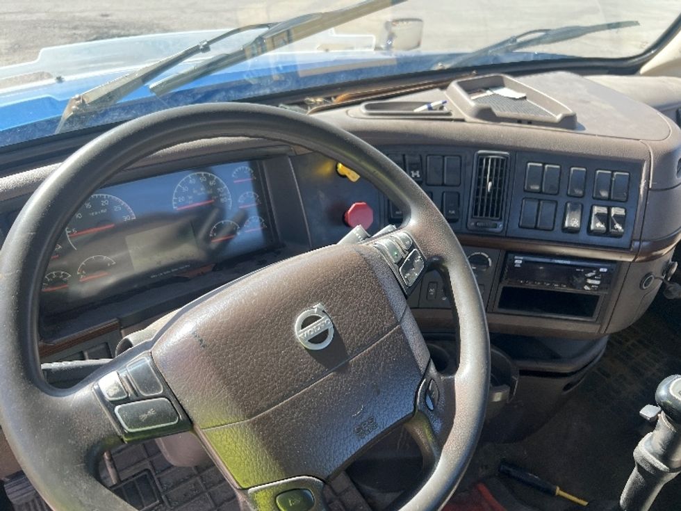 Day Cab Tractor-Heavy Duty Tractors-Volvo-2017-VNL64T300-Rochester-NY-391,553\n\t\tmiles-$ 13,000 - Image 8
