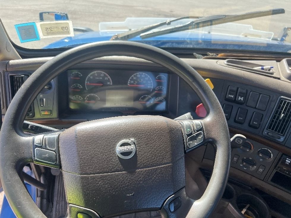 Day Cab Tractor-Heavy Duty Tractors-Volvo-2017-VNL64T300-Rochester-NY-391,553\n\t\tmiles-$ 13,000 - Image 9