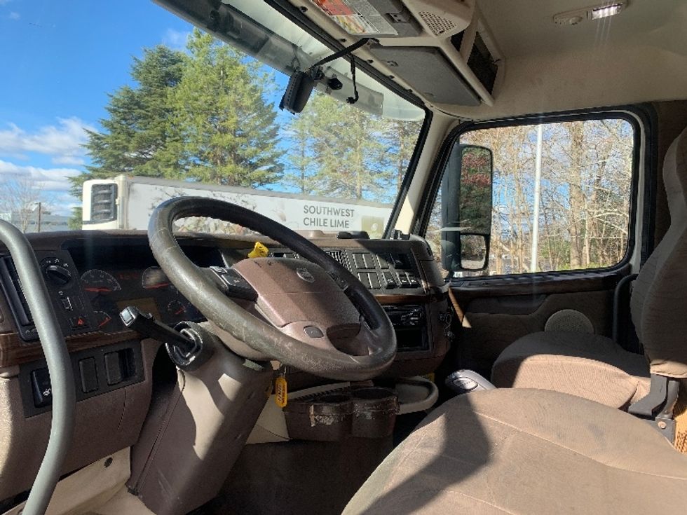 Day Cab Tractor-Heavy Duty Tractors-Volvo-2018-VNL42300-Fitchburg-MA-289,136\n\t\tmiles-$ 32,750 - Image 10