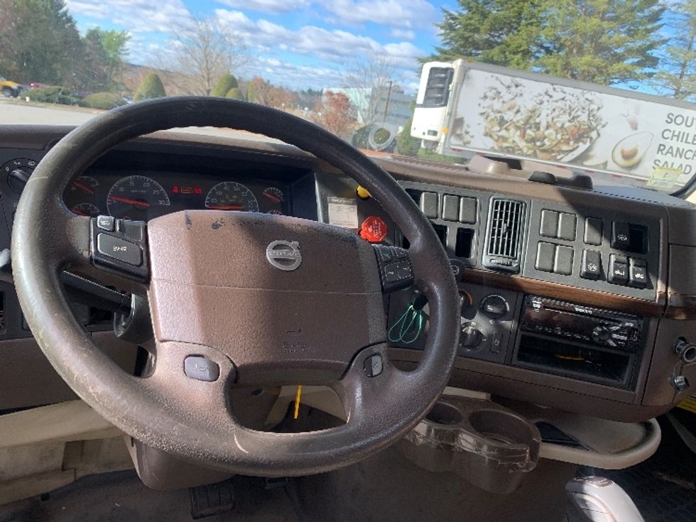 Day Cab Tractor-Heavy Duty Tractors-Volvo-2018-VNL42300-Fitchburg-MA-289,136\n\t\tmiles-$ 32,750 - Image 11