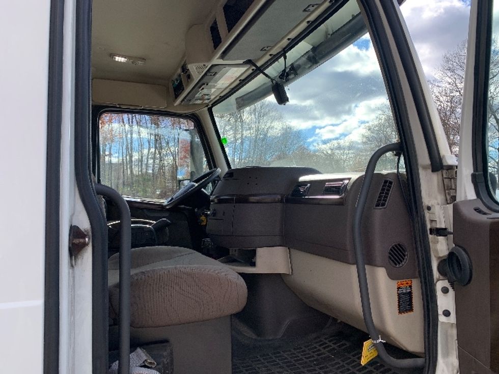 Day Cab Tractor-Heavy Duty Tractors-Volvo-2018-VNL42300-Fitchburg-MA-289,136\n\t\tmiles-$ 32,750 - Image 12