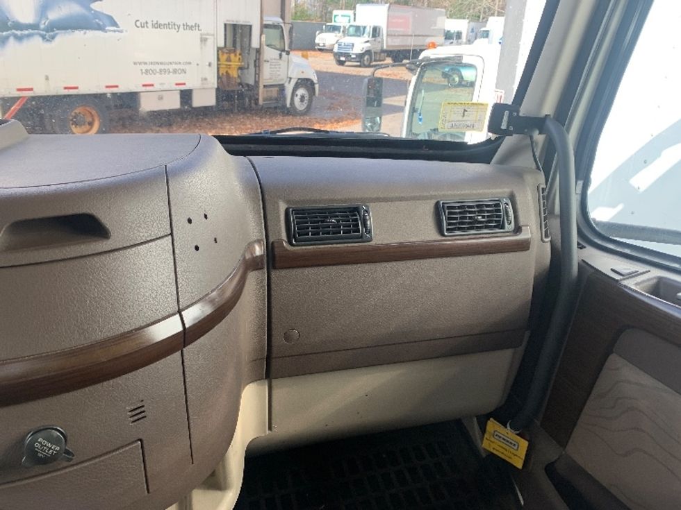 Day Cab Tractor-Heavy Duty Tractors-Volvo-2018-VNL42300-Fitchburg-MA-289,136\n\t\tmiles-$ 32,750 - Image 13