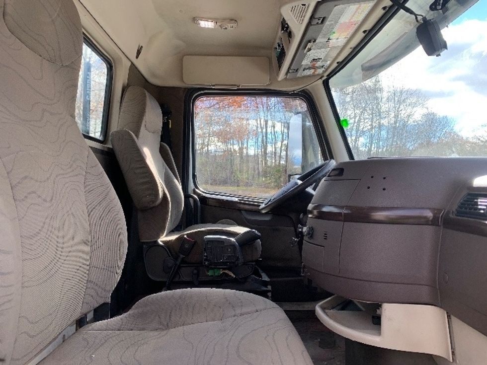 Day Cab Tractor-Heavy Duty Tractors-Volvo-2018-VNL42300-Fitchburg-MA-289,136\n\t\tmiles-$ 32,750 - Image 14
