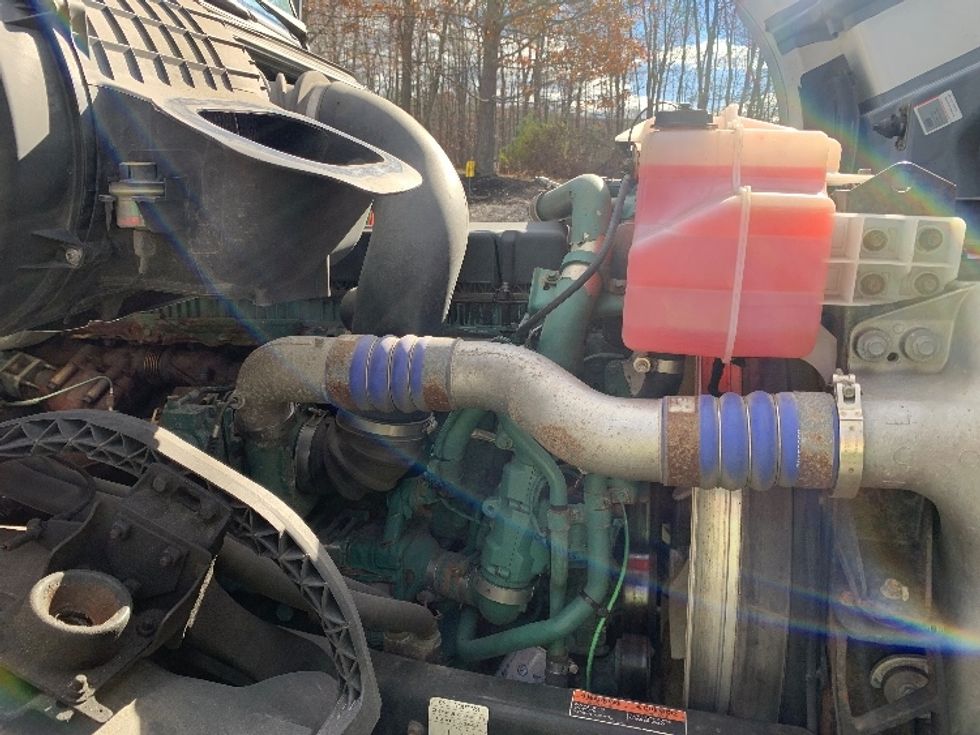 Day Cab Tractor-Heavy Duty Tractors-Volvo-2018-VNL42300-Fitchburg-MA-289,136\n\t\tmiles-$ 32,750 - Image 15