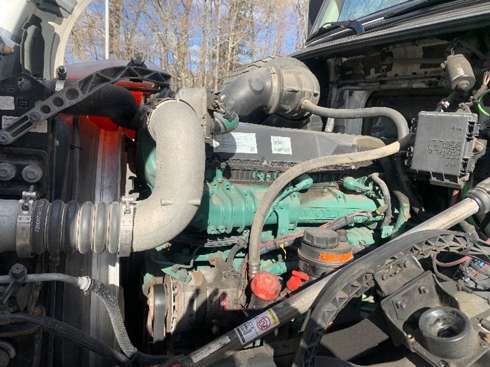 Day Cab Tractor-Heavy Duty Tractors-Volvo-2018-VNL42300-Fitchburg-MA-289,136\n\t\tmiles-$ 32,750 - Image 16